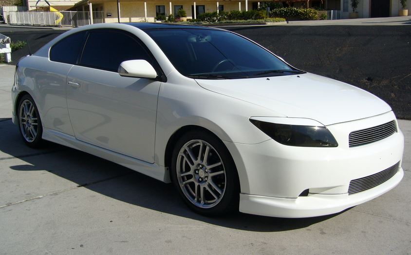 Picture of auto car window tinting